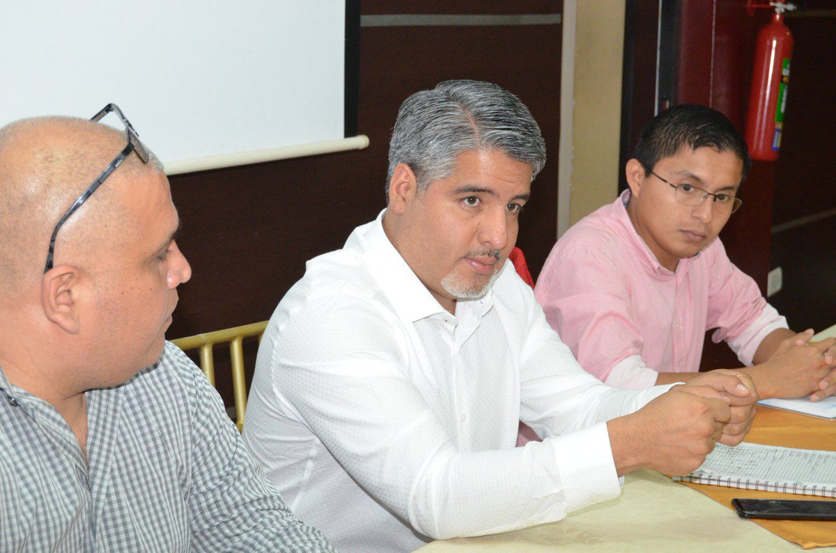 GoberElOro's tweet photo. #Machala | Fortalecer acciones que involucran seguridad y gobernabilidad en territorio es lo que busca la #GoberElOro en concordancia con lineamientos del @MinInteriorEc. Así lo reiteró el gdor. @danilomariduena en reunión con intendente, Jefe Pol. Machala y comisarios de El Oro. https://t.co/RkdY2zSRha