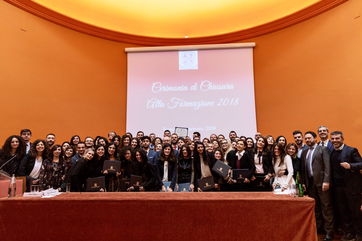 JohnCabotCSC_CE's tweet photo. 🎓 Congratulazioni agli oltre 70 diplomati dell'Alta Formazione @JohnCabotRome nei percorsi di #master di studio e #lavoro... E, come si dice in Cabot, AD MAIORA!

〰️ Un grazie speciale ai #partner aziendali!
#CabotPride #AltaFormazione #Master2018 #congrats #admaiora #careers https://t.co/PNpI5pWU3v