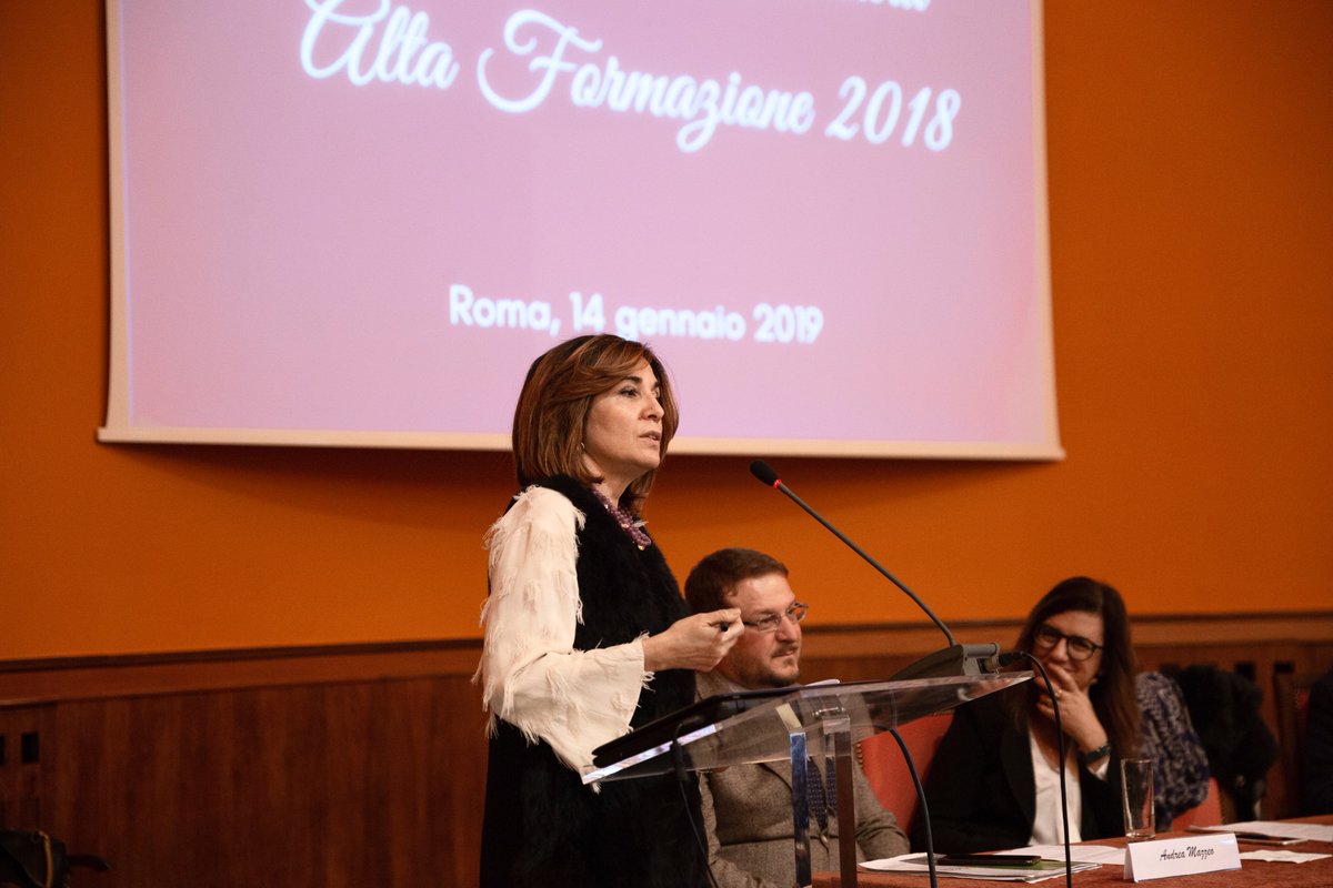JohnCabotCSC_CE's tweet photo. 🎓 Congratulazioni agli oltre 70 diplomati dell'Alta Formazione @JohnCabotRome nei percorsi di #master di studio e #lavoro... E, come si dice in Cabot, AD MAIORA!

〰️ Un grazie speciale ai #partner aziendali!
#CabotPride #AltaFormazione #Master2018 #congrats #admaiora #careers https://t.co/PNpI5pWU3v
