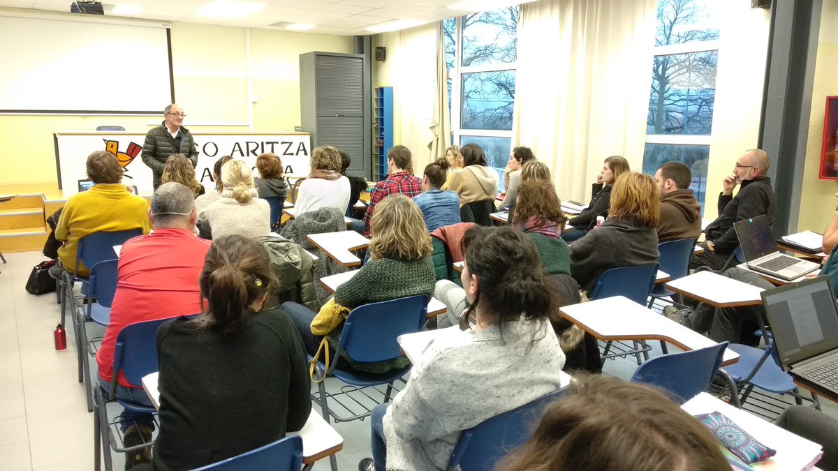 InigoAritzaIkas's tweet photo. IRAKASLE FORMAZIOA: gaur Koldo Zuazorekin izan dugu saioa Burundako euskaldiaren inguruan.
@IñigoAritzaIkas #euskara #euskalkiak #Altsasu #Altsu #formazioa #ikastola #prestakuntza https://t.co/6teLcs4ar4