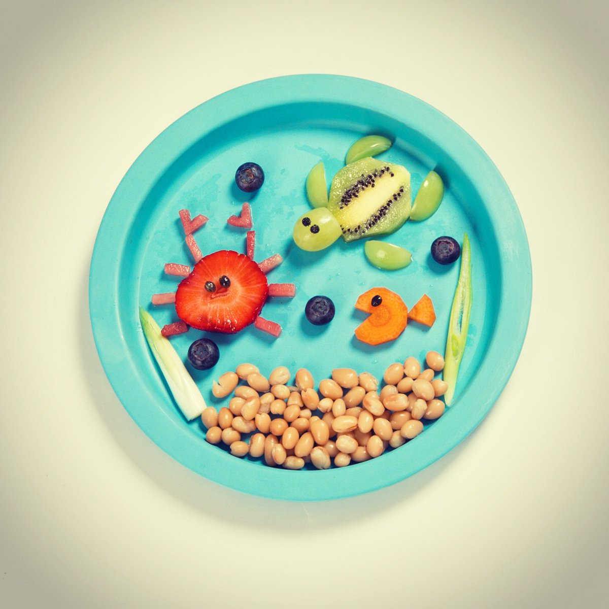 ..under da sea, under da sea. Darling it's better, down where it's wetter. Take it from me! #foodart #makefoodfun #healthykids #organic #plasticfree #isoboobamboo #bamboodinnerware #parenting #creativekids