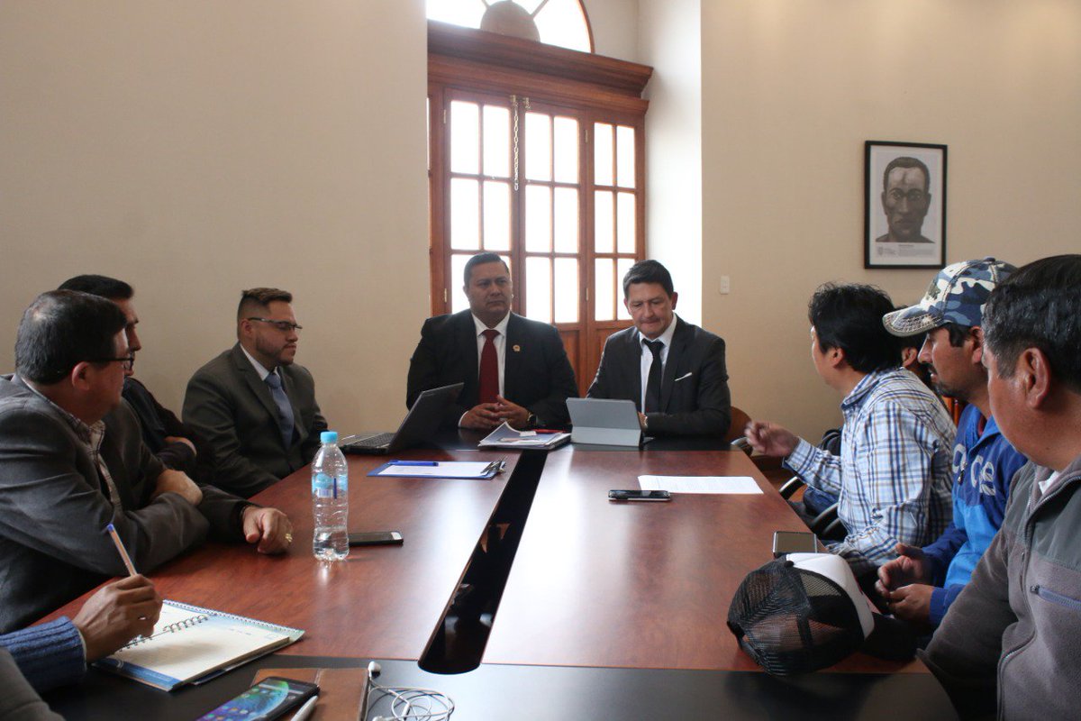 GoberTungurahua's tweet photo. Gobernador @jaromerotri77 coordina acciones de protección de los pequeños productores avícolas. Se realizarán reuniones en coordinación con el @AgriculturaTun y se intensificarán operativos de control de precios del maíz y huevos a fin de evitar la especulación y contrabando. https://t.co/xh5UUJYeLB