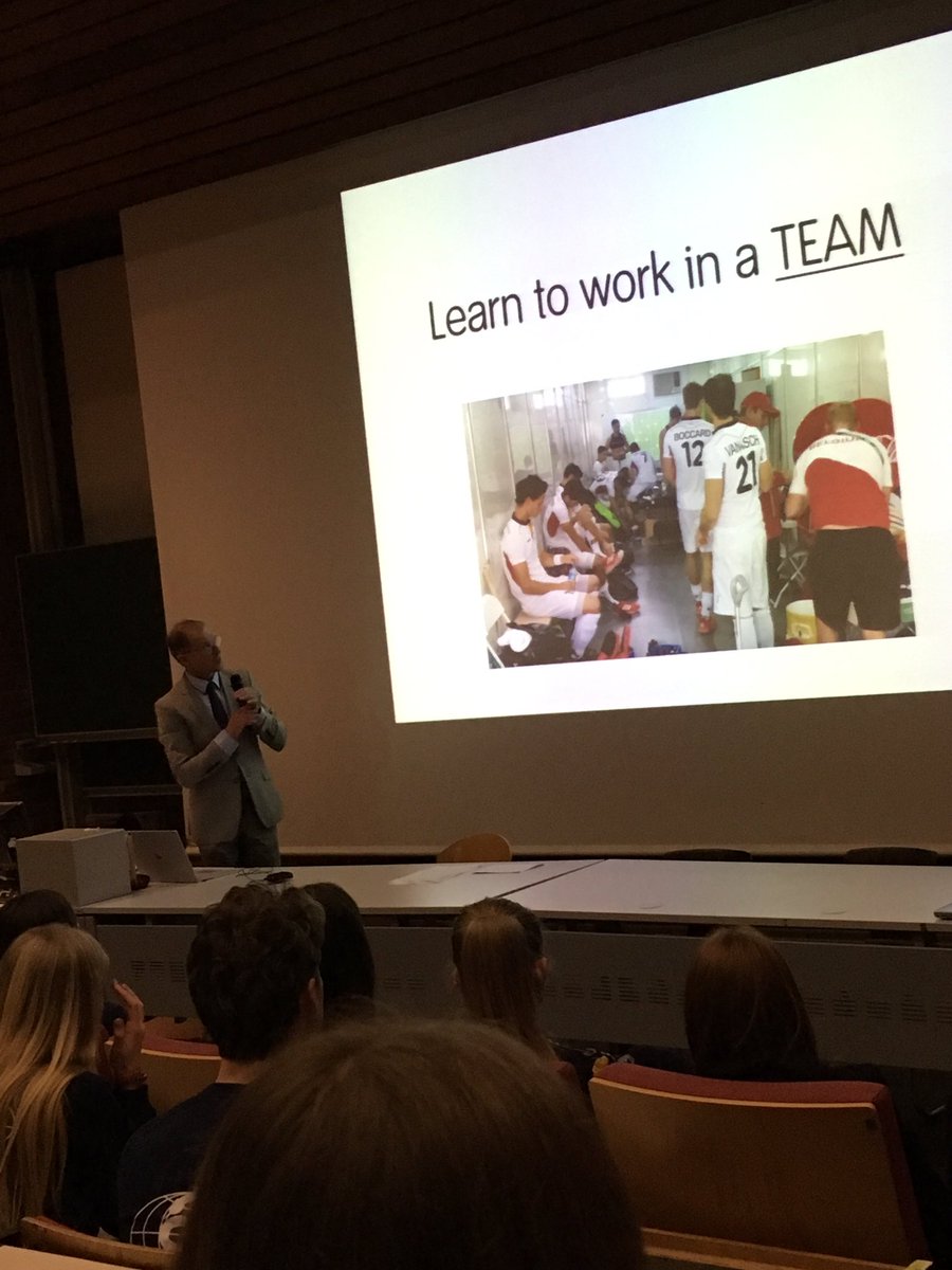 GLW_UHasselt's tweet photo. Van student in auditorium H6 naar topdokter voor auditorium H6. Orthopedisch chirurg prof. Bellemans deelt tips over zelfontplooiing met onze geboeide studenten. Een mooi initiatief van de Hasseltse afdeling van @BeMSA_belgium. #studentlife #uhasselt #facglw #topdokters https://t.co/sDIeppFVRa