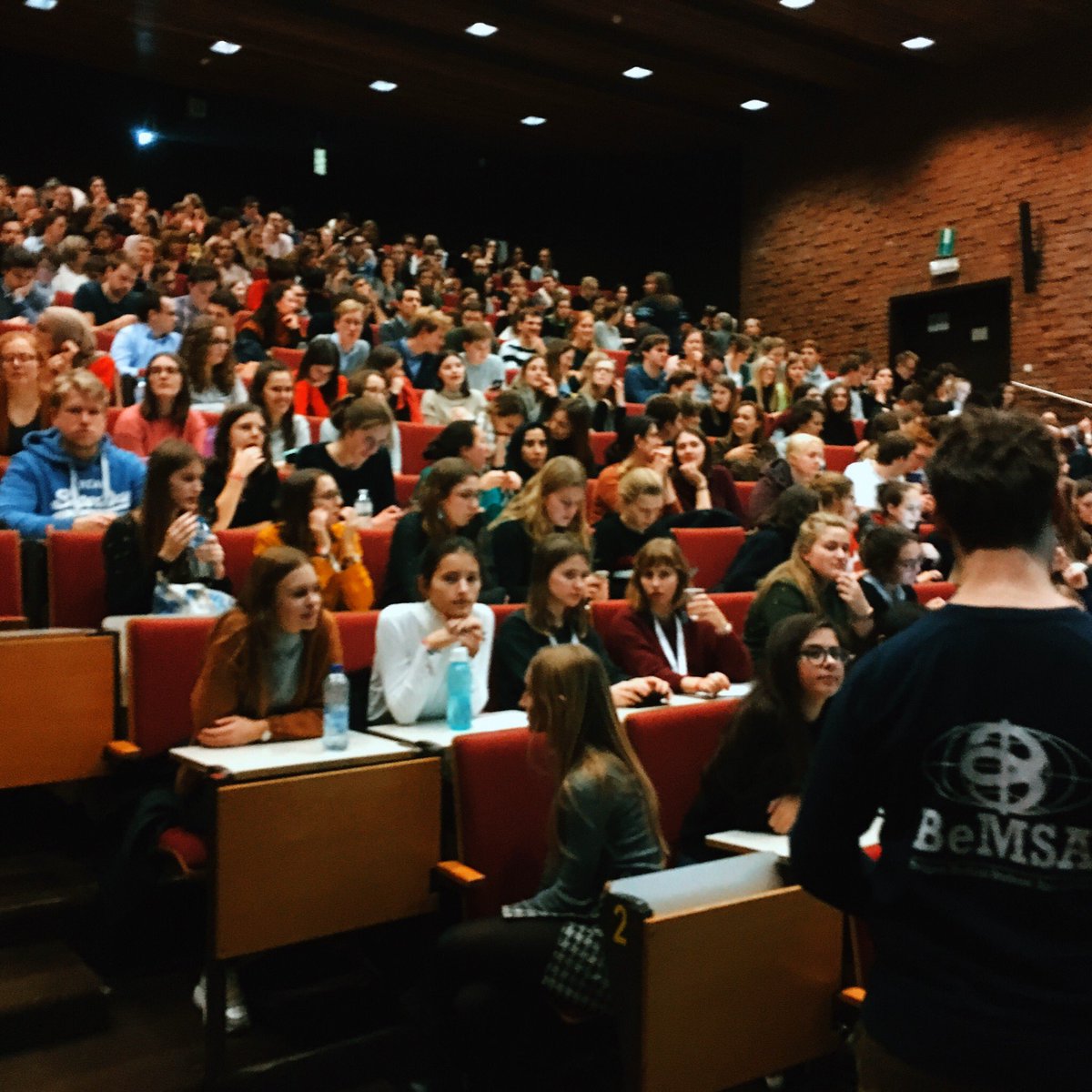 GLW_UHasselt's tweet photo. Van student in auditorium H6 naar topdokter voor auditorium H6. Orthopedisch chirurg prof. Bellemans deelt tips over zelfontplooiing met onze geboeide studenten. Een mooi initiatief van de Hasseltse afdeling van @BeMSA_belgium. #studentlife #uhasselt #facglw #topdokters https://t.co/sDIeppFVRa