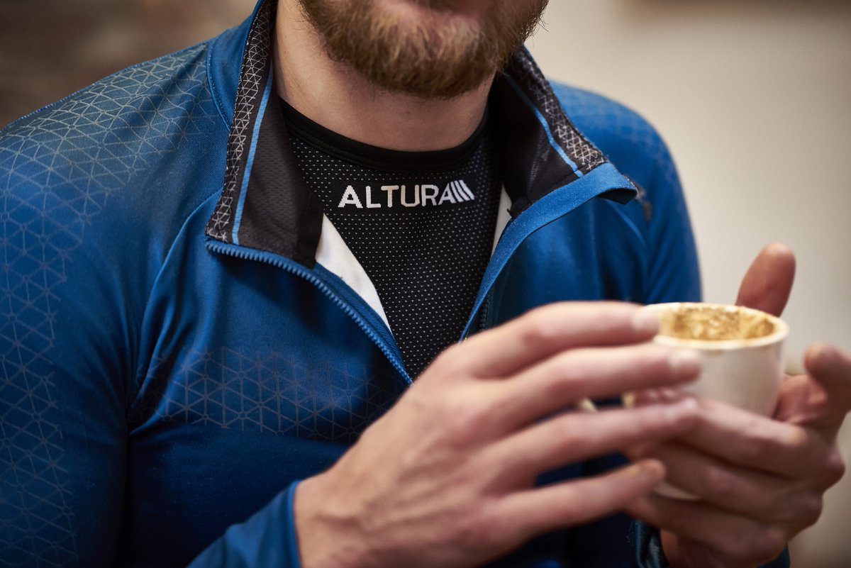 AlturaCycling's tweet image. Cornerstone. Mainstay. Essential. Baselayer.

Every wardrobe needs one.

Shop here: goo.gl/H22iuf 

#Alturacycling #Allseasonrider #KitEssential