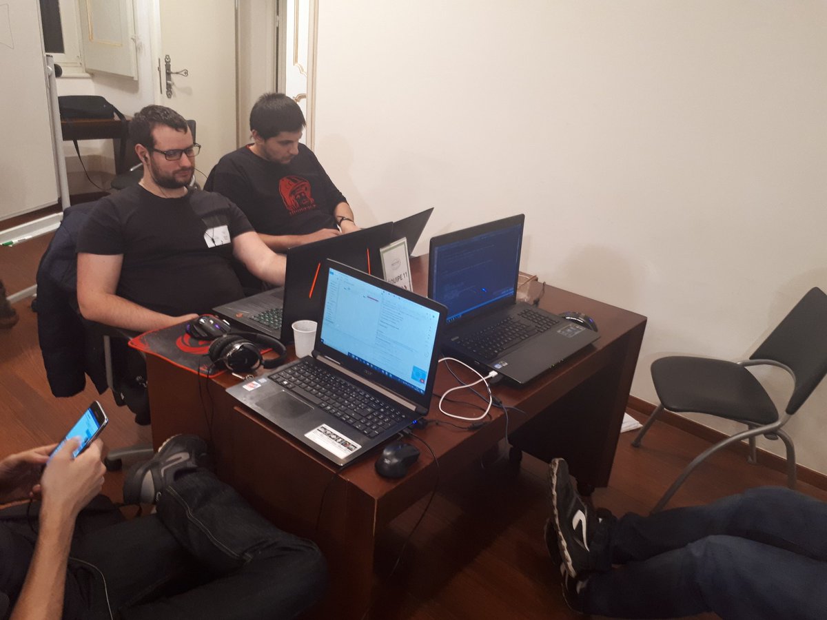 lemediaoffline's tweet photo. #HackathonCodingChallenge2019
Presque 22h et ca continue de bosser !
Courage à eux la nuit va être longue ! https://t.co/Xrp36DdElB