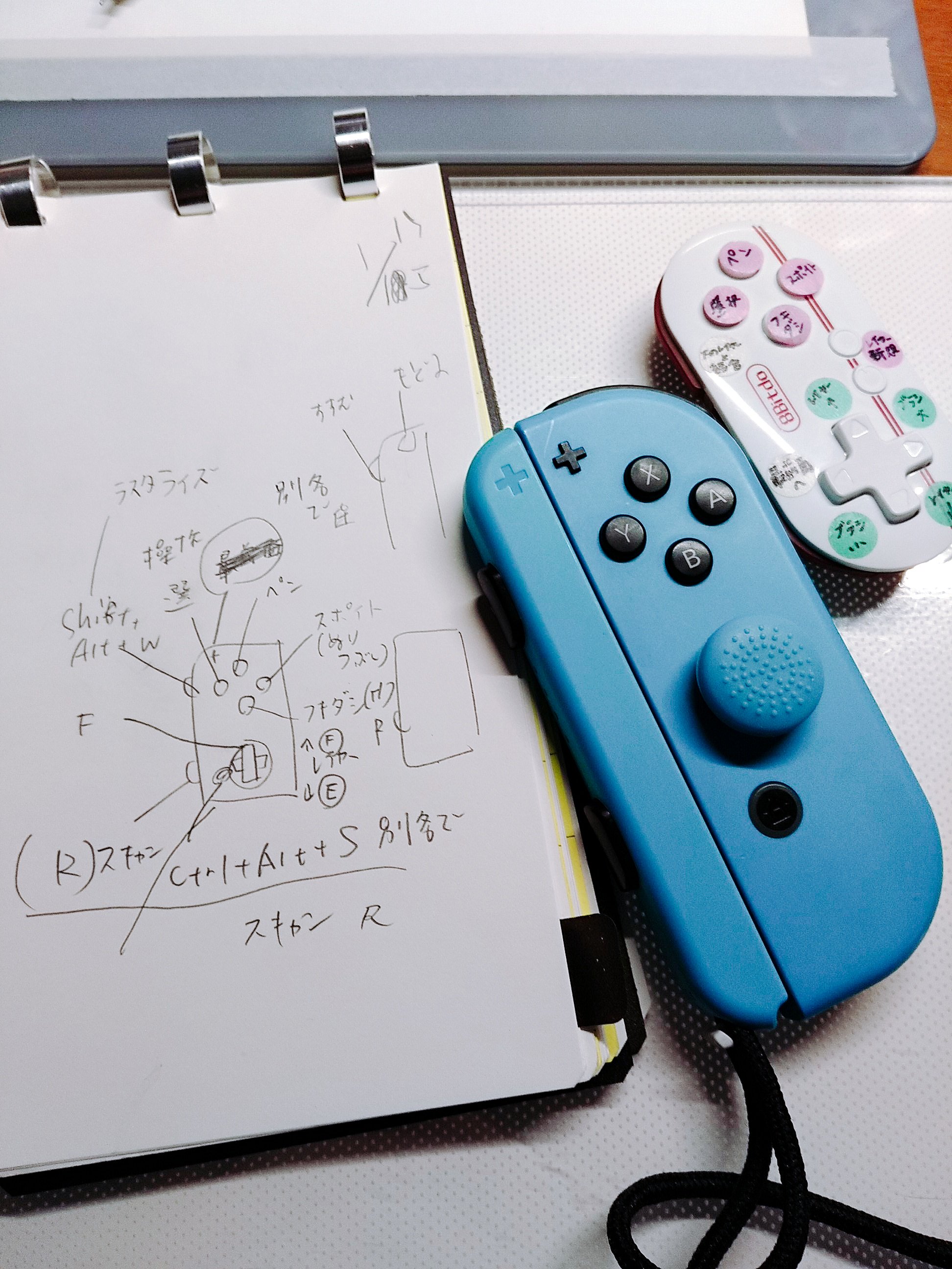 ありいめめこ Pcに入ってるクリスタにswitchのジョイコン Ipad Proに8bitzeroコントローラーを左手デバイス ならぬ右手デバイスに設定したらめちゃくちゃよかった 脳をオフにして作業できる ジョイコンr 左利きのためにあるお絵かきデバイス T Co