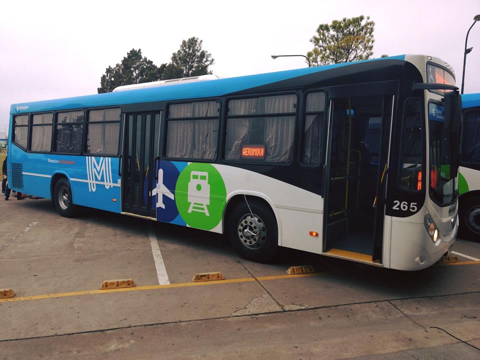 aeropuerto_ros's tweet photo. ¿Sabía s que ya podes llegar e irte desde el AIR con un nuevo medio de transporte? 

El #Aeromovi cuenta con:
🚍Espacio para silla de ruedas
🚍Porta equipaje interior
🚍Climatización
🚍WiFi
🚍Monitoreo
🚍Puerto USB para carga de móviles

+ info en: https://t.co/OqGr2YcwpR https://t.co/zzemGZD1v1