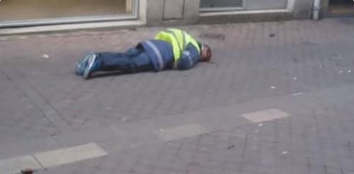 Cette photo restera dans l'histoire comme le symbole de la défaite, non pas du peuple, mais du pouvoir qui aura fait le choix du déshonneur et de l'ignominie.
#Bordeaux #GiletsJaunes
