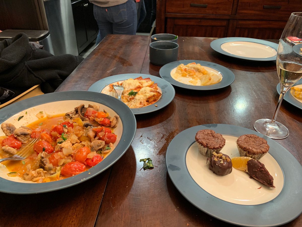 PASA_DKS's tweet photo. Before our college kids went back to school we did our 1st ever PASA College Kids Chopped Challenge hosted at the Martin/Kirk estate. The Girls Team won w/ consistent excellence of homemade guacamole, veggie lasagna &amp; chocolate covered fruit.. #judgelilly https://t.co/Jnb0tcTjCk