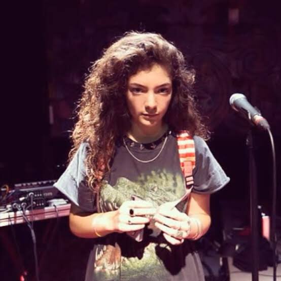Lorde Daily (@LordeDaily) on Twitter photo 14/01/2019 21:30:21 #2009vs2019 #2009vs2019