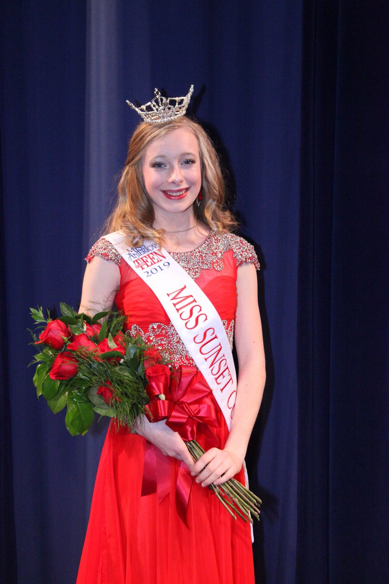 SWMIQueen's tweet image. Crowned over the weekend, the 2019 Miss Sunset Coast Scholarship Pageant Queens! Sarah, Miss Sunset Coast, and Rylie, Miss Sunset Coast Outstanding Teen. These young ladies will have the opportunity to compete at the Miss Michigan Pageant in June, 2019 in Muskegon, MI! Congrats!