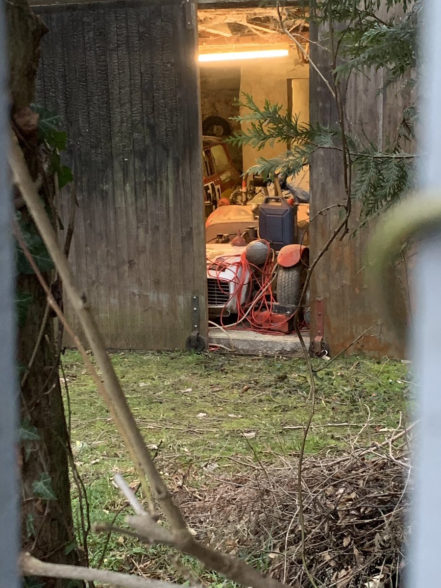 4Wheels4FunBlog's tweet image. Después de estar pasando durante un año por delante del patio de mi vecino donde tiene dos minis cogiendo óxidos, he conseguido ver lo que tiene en su cochera.A parte de ser cual descubrimiento de un tesoro me entra la duda con el coche señalado. Sabéis decir cuál es?Y los otros?