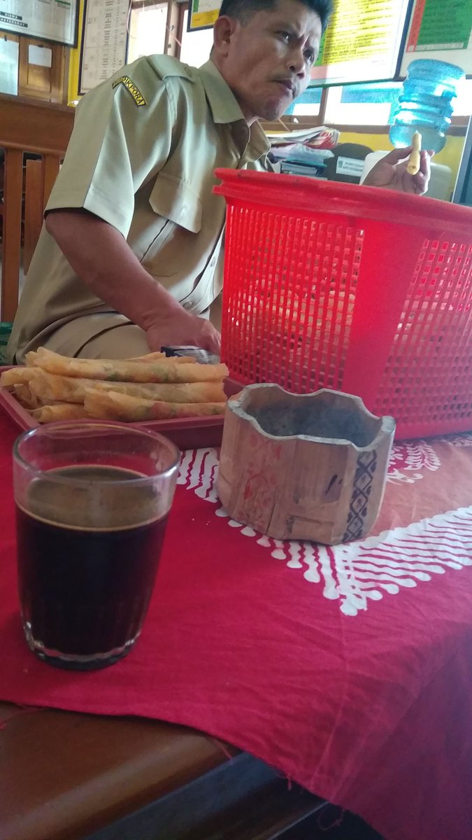 Dari segelas kopi dibawa diskusi kearah kebijakan pro masyarakat, mudah... Semoga Dana Desa 2019 lebih dirasakan manfaatnya bagi semua elemen masyarakat 
<a href="/EkoSandjojo/">Eko P. Sandjojo</a> <a href="/jokowi/">Joko Widodo</a> <a href="/taufikmadjid71/">IG : taufik.madjid</a> 
#tppipangandaran
#TPPIIndonesia