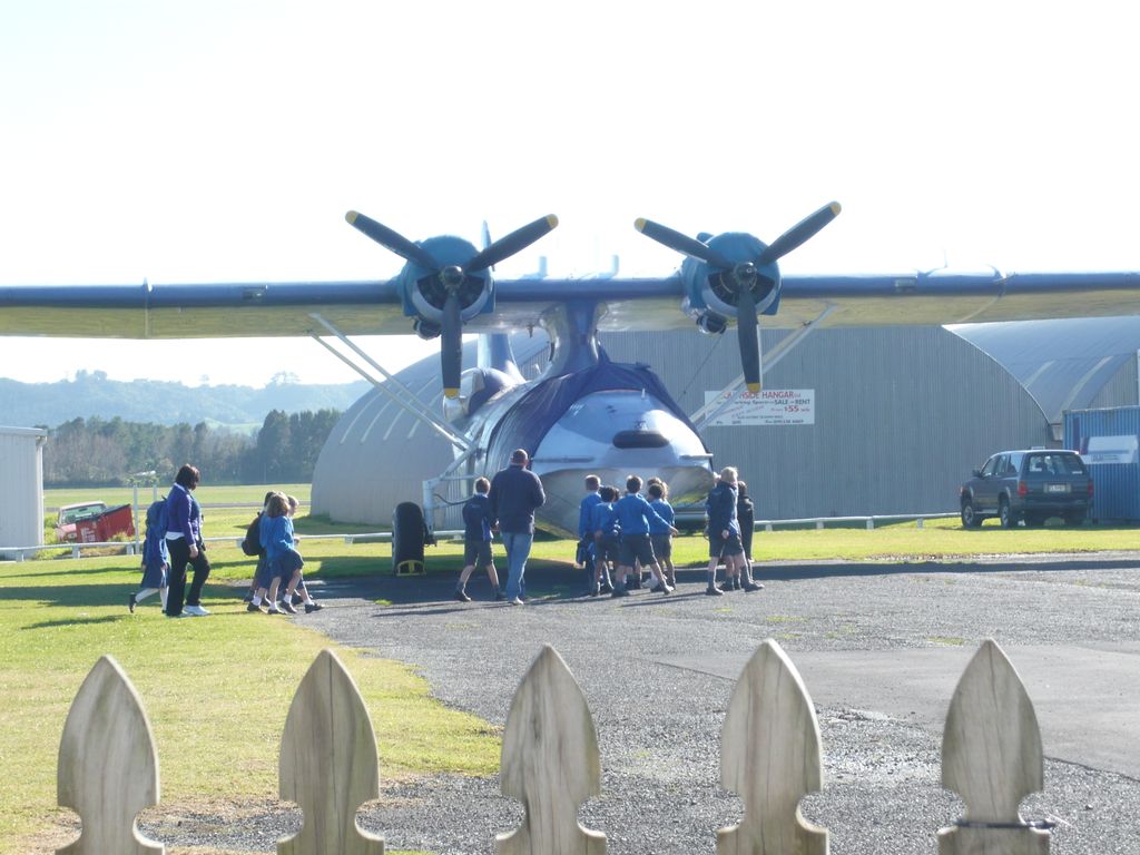 flyl39jet's tweet image. 10年ほど前オークランドで撮影した写真。カタリナがオーバーホールされる前で、この時はちょうど小学校の遠足でガキんちょ達がカタリナの前で大はしゃぎしてた。分かるよーその気持ち。それに、こんな遠足だったら興奮して前の日なんか絶対に寝られないと思うｗ #PBYCatalina