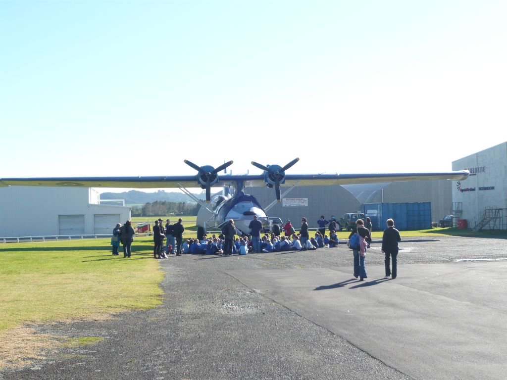 flyl39jet's tweet image. 10年ほど前オークランドで撮影した写真。カタリナがオーバーホールされる前で、この時はちょうど小学校の遠足でガキんちょ達がカタリナの前で大はしゃぎしてた。分かるよーその気持ち。それに、こんな遠足だったら興奮して前の日なんか絶対に寝られないと思うｗ #PBYCatalina