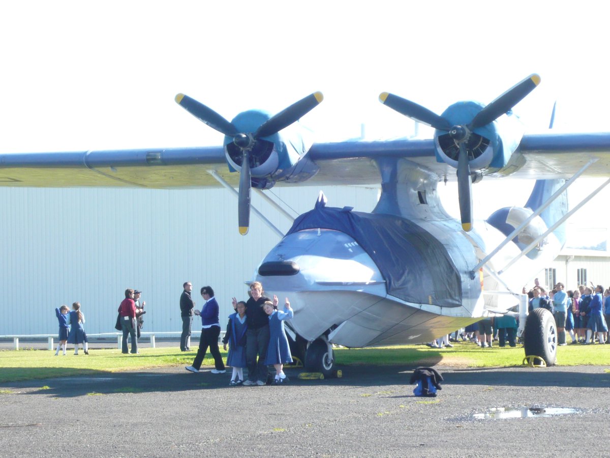 flyl39jet's tweet image. 10年ほど前オークランドで撮影した写真。カタリナがオーバーホールされる前で、この時はちょうど小学校の遠足でガキんちょ達がカタリナの前で大はしゃぎしてた。分かるよーその気持ち。それに、こんな遠足だったら興奮して前の日なんか絶対に寝られないと思うｗ #PBYCatalina