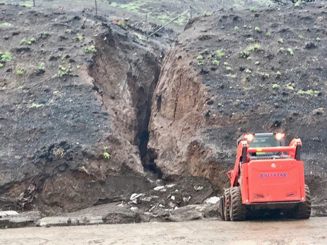 abc7jovana's tweet photo. Here’s one of the mudslides affecting traffic on #PCH. This one near #lasposas. Get the latest on #Woolseyfire burn area storm conditions at 4pm on ABC7. https://t.co/in4lMtRUAN