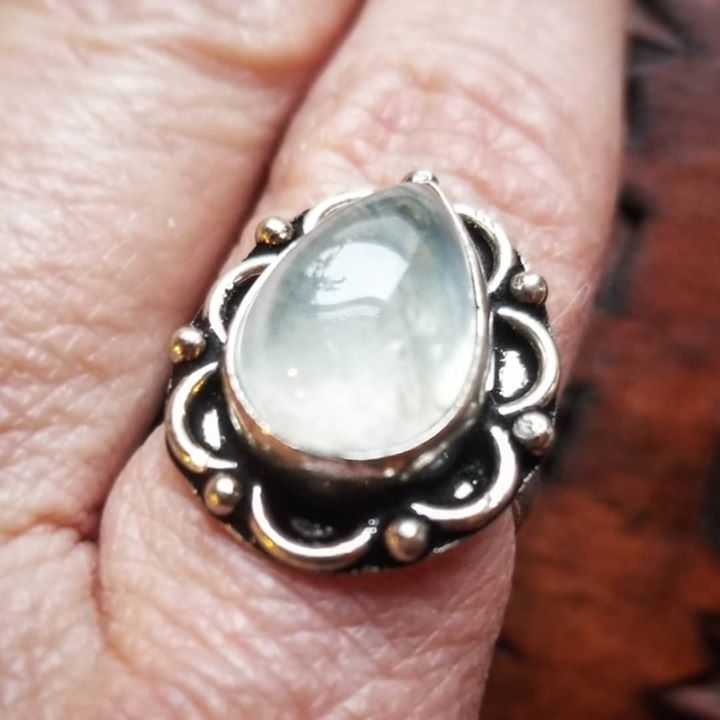 amyedanielson's tweet photo. Prehnite teardrop ring. This one's heavenly, so light green and clear! #stoneenergy #stonehealing #witchythings #witchy #folkmagic #crystalhealing #prehnite https://t.co/XGONhWZMd2 https://t.co/kzCYO8irFh