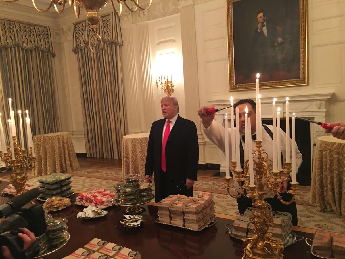 PhCrowther's tweet photo. Trump and fast food, by White House foreign pooler @JessicaStoneTV: https://t.co/Yz996f2zI6