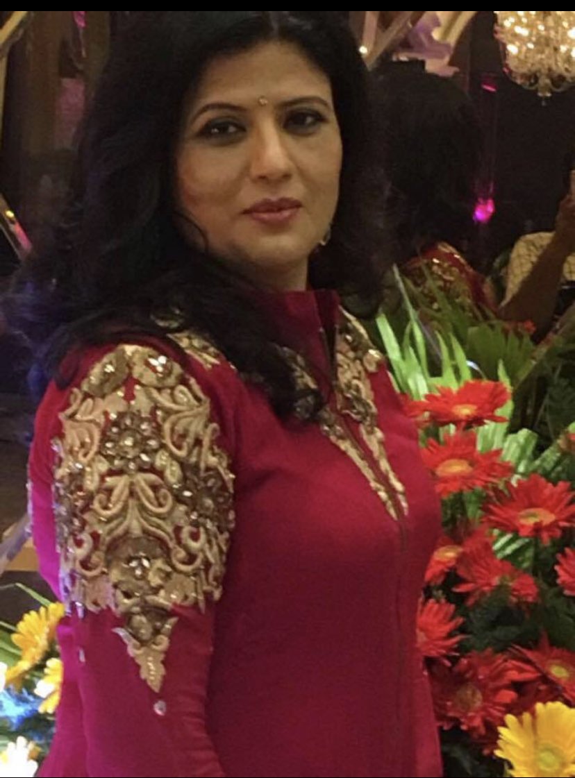 आज मेरी माँ का जन्मदिन है ।
माँ से भाई को उसकी गायकी मिली और मुझे मेरा पागलपन ।
हम दोनों ही इसके लिए आभारी हैं ।
वैसे तो हम दोनों बहुत अलग हैं , इतने अलग कि हमें एक दूसरे के चुटकुले भी समझ नहीं आते..
लेकिन उम्र के साथ उनमें और ख़ुद में समानता दिखने लगी है ।
जन्मदिन मुबारक मम्मी