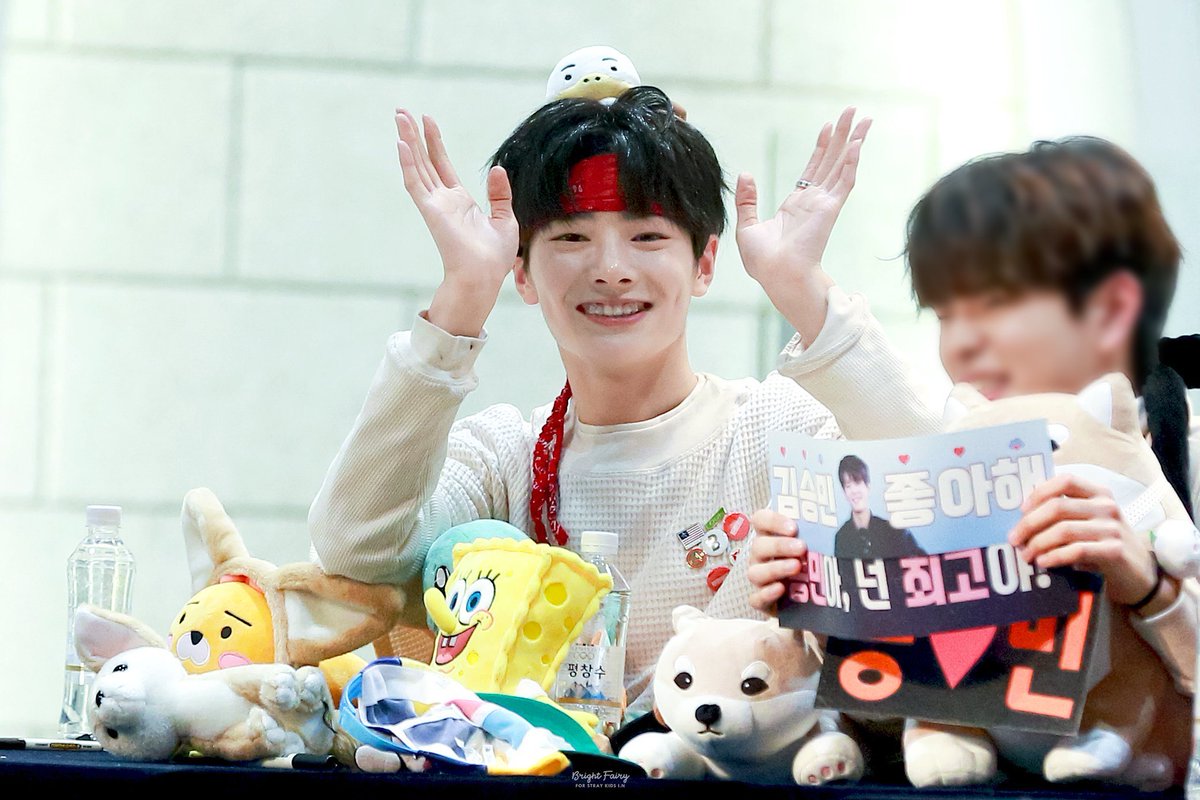 INPERUFC's tweet photo. 📌 INFO [14.01.19] #IamYOU - #StrayKids | #IN en el #1stFansign en Jamsil ✨

🌟 STAYs, hace un año Stray Kids realizó su primer fansign por el lanzamiento de Mixtape, en Jamsil

(>) Wow.. El tiempo pasa muy rápido 🙊

.
.
.
Cr. On the photos
Compartido por:binnieali | I.N Peru https://t.co/0yxTzvUGFY