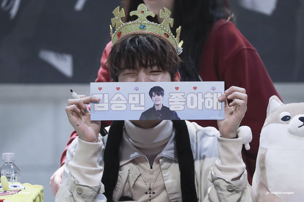 SEUNGMINPERUFC's tweet photo. 📌 INFO [14.01.19] #IamYOU - #StrayKids | #Seungmin en el #1stFansign en Jamsil ✨

🌟 STAYs, hace un año Stray Kids realizó su primer fansign por el lanzamiento de Mixtape, en Jamsil

(>) Wow.. El tiempo pasa muy rápido 🙊
.
.
.
Cr. On the photos
Compartido por: Seungmin Peru https://t.co/Rfpwvs0gjH