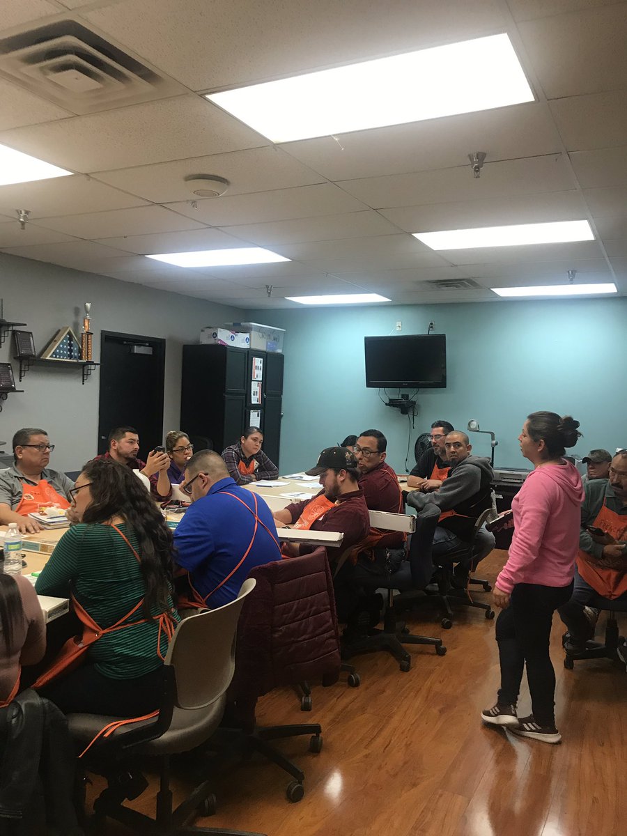 raul_moralez2's tweet photo. Valerie facilitates a shelf credit class at 8523, Thank you Valerie! https://t.co/K9we6yEREw