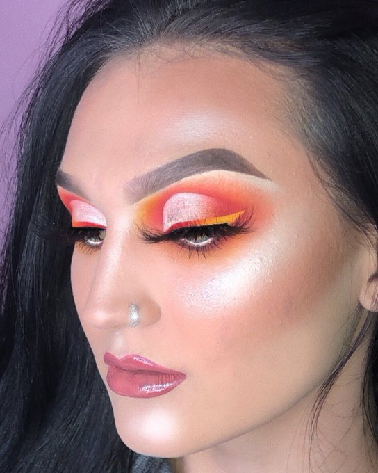 ? Fire Ombré Liner ?
Thanks to @JeffreeStar liquid lips, this was able to happen! They are so pigmented