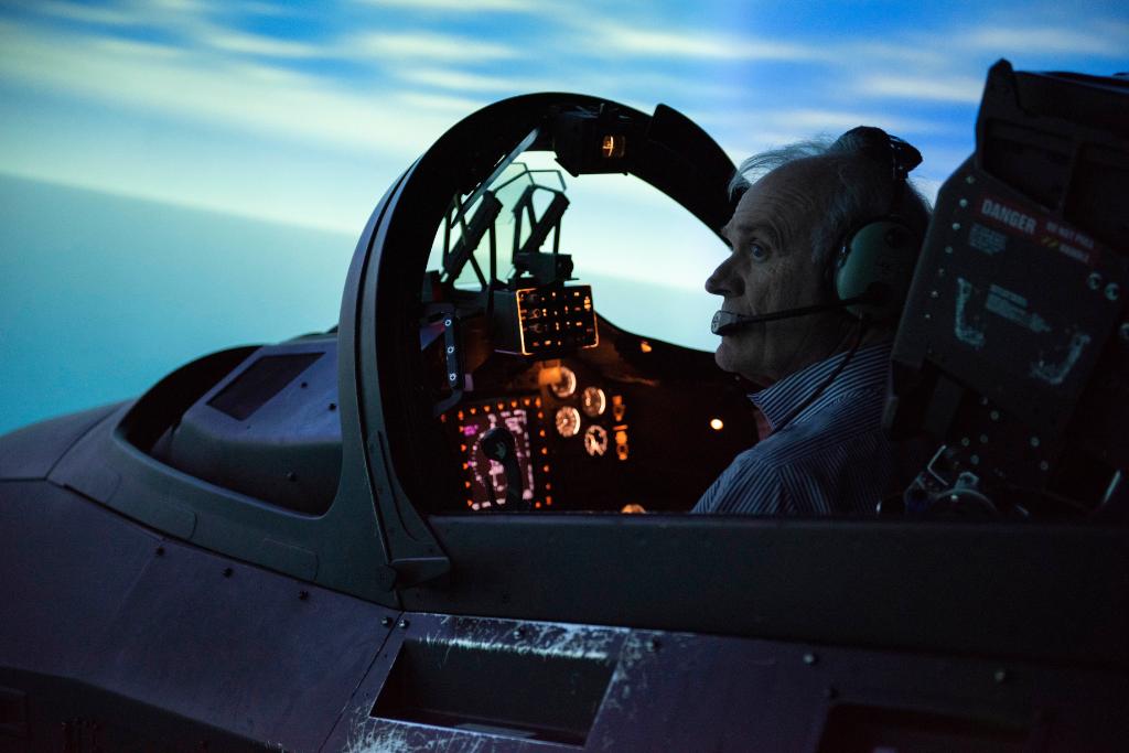 USNavy's tweet image. The #USNavy photos of the day: #USSGreenBay and #USSWasp sail alongside @jmsdf_pao_eng, @secnav76 flies a T-45 simulator, #USSPorter holds an all-hands call, and #USSDonaldCook departs Rota, #Spain.
ℹ️ info and ⬇️ download: navy.mil/viewPhoto.asp?…