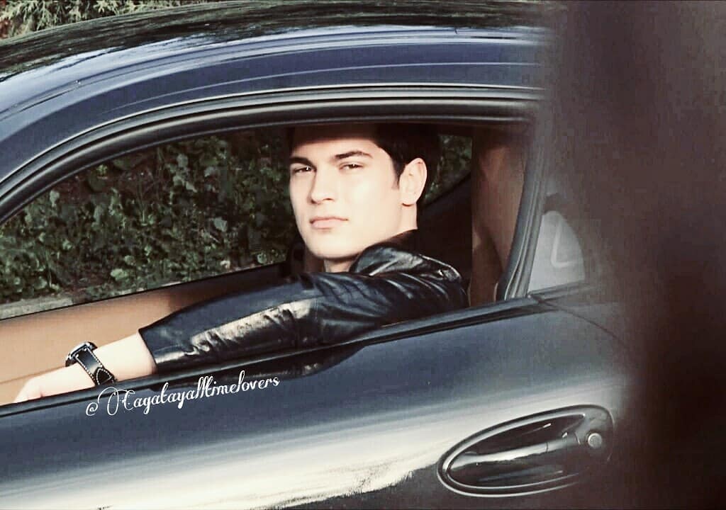 cagatayiqra's tweet photo. Handsomeness overloaded😂😎💕❤️💖🙏🤣😍 14 January important day #Femir love started #cagatayulusoy as #EmirSareffff from #AFK #Memories #Throwback #today #owsamness #overloaded #asalways #iloveyou #infinitetimes https://t.co/5BfgLM9iSF
