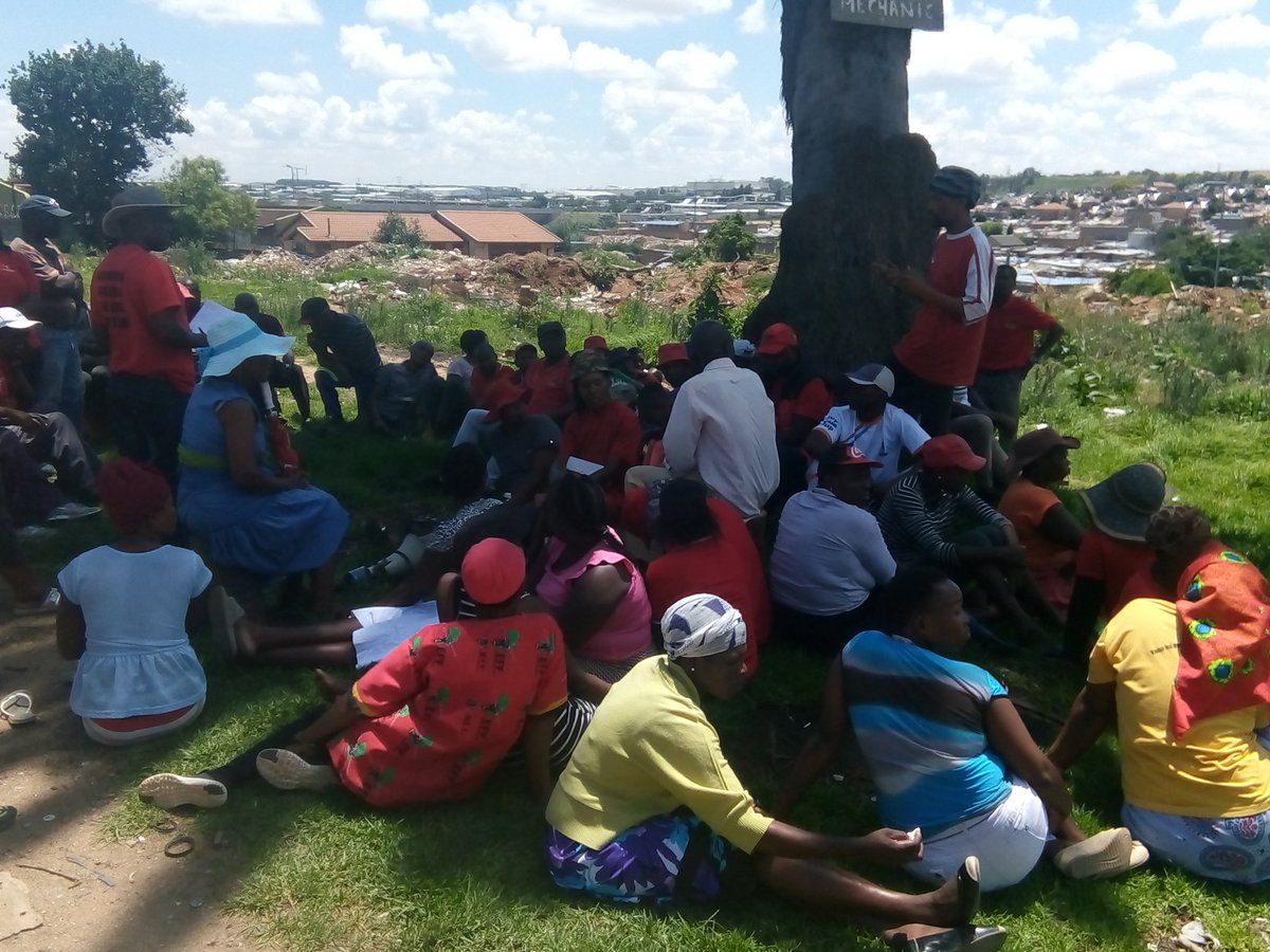 Mmereki18581654's tweet photo. As we are listening to community of stwetla in Alexandra.
#oparationmamela
#buslist
#effmanifestolaunch https://t.co/p6ZT6xaZsc