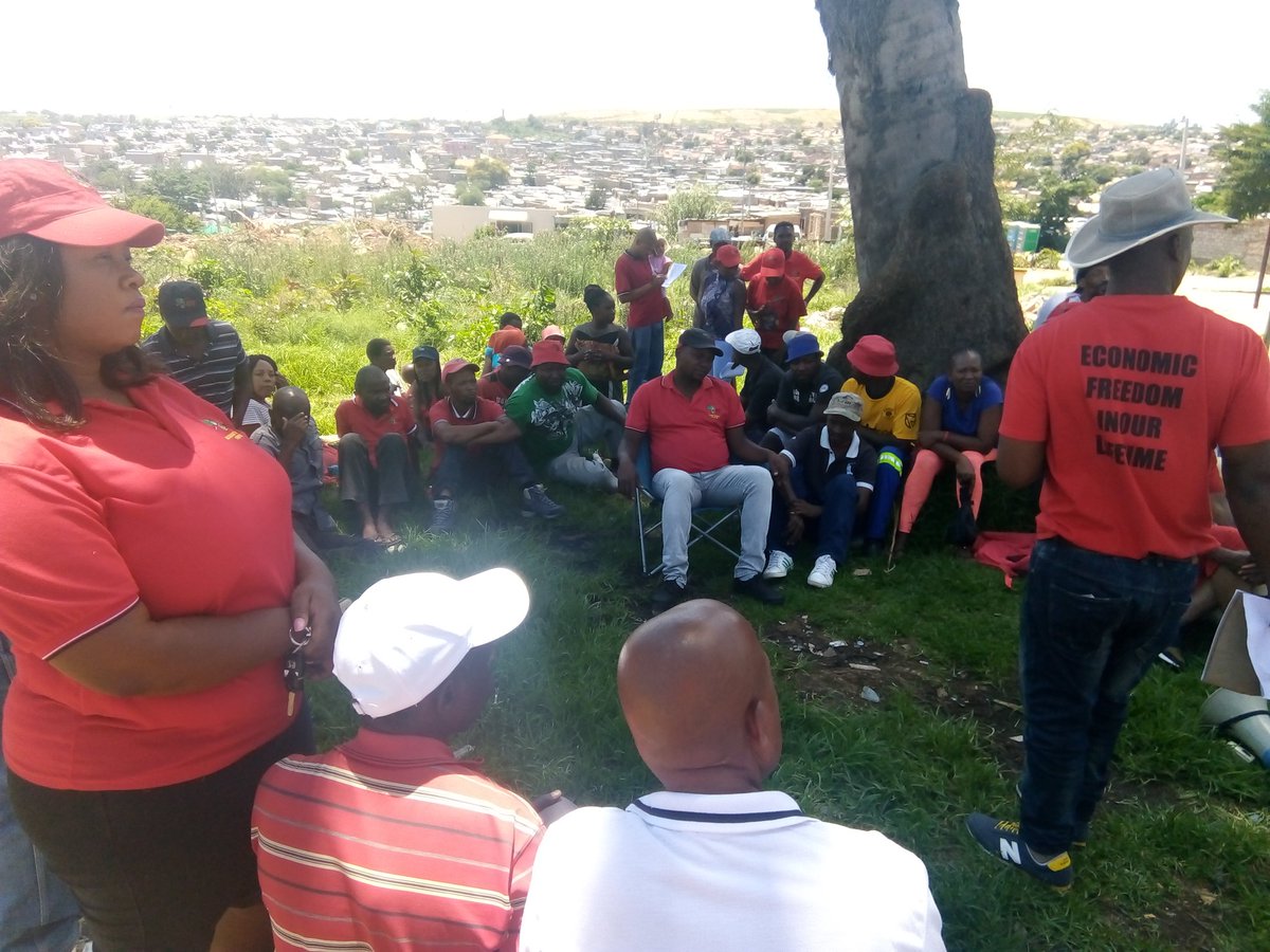 Mmereki18581654's tweet photo. As we are listening to community of stwetla in Alexandra.
#oparationmamela
#buslist
#effmanifestolaunch https://t.co/p6ZT6xaZsc