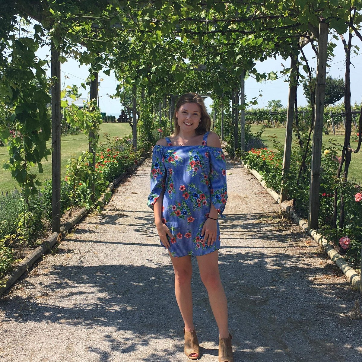 NotesOnNotes1's tweet image. Meet our next writer:
&quot;Hello everyone! My name is Chelsea and I&apos;m a 4th year English Major. My music style is bandwagon - I listen to whatever is popular (sad, but true). I&apos;ll be expanding on my music genres tho&quot;
Check out Chelsea&apos;s Tune of the Day which is up NOW🤘
#NotesonNotes