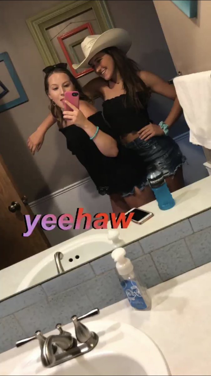 saintmadilynne's tweet photo. Appreciation post for Karen💃🏻 Thanks for loving Parker McCollum, chicken strips, and Trailer Park Boys with me! I don’t deserve a bestie like you💓💓 #karrotisabadbitch #andalsoadumbbitch #fuckcommunitycollegeletsstayhomeandeatchickenstrips #bobstwin https://t.co/aodMUYErQ8
