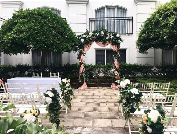 Looking for a wedding venue with outdoor space, look no further than our intimate French provincial courtyard garden. Perfect for wedding ceremonies or drinks. Credit to annawangstylist 
buff.ly/2Bpz1rx