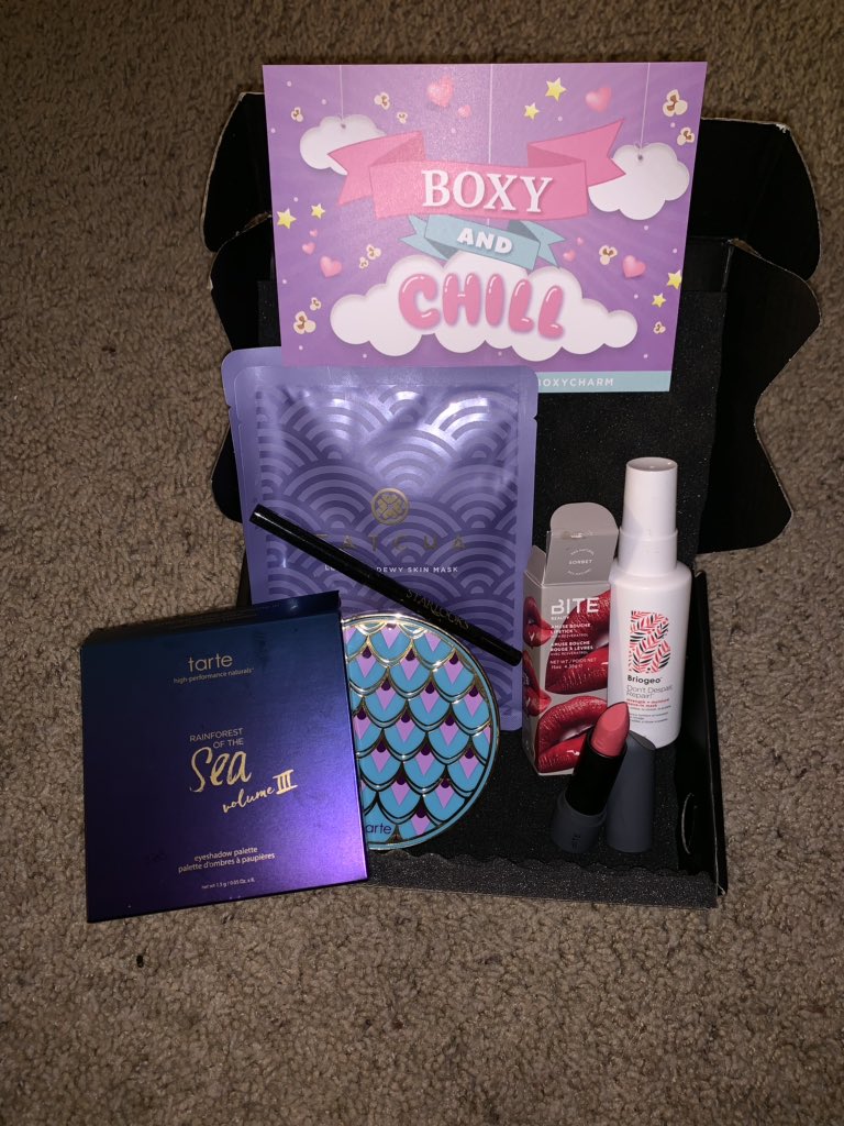 iknowyourkind2's tweet photo. @boxycharm First #BoxyCharmBox of the Year #BoxyCharm2019 #JanuaryBoxyCharm2019 #BoxyChill #Boxychat @tartecosmetics @bitebeauty @briogeohair @STARLOOKSbeauty @tatcha_v πβοΈπ https://t.co/ABQ9CYXcnn