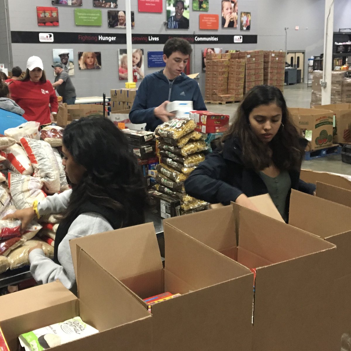 WestShoreSD's tweet photo. SHOUT OUT to Cedar Cliff Spanish Club members Julia Breneman, Elijah Greenawalt, Ava Bechtel, Tyson Dick, and Eimy Aragon for volunteering at the Central PA Food Bank tonight with Ms. Leland. Club members prepared 360 boxes and made us #WestShoreProud https://t.co/D1GAe1lqO8