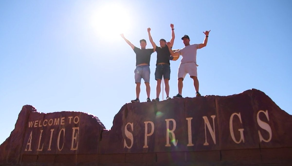 Город элис-спрингс. Аватарка деловая женщина. Looking forward to welcoming you. Радио спрингс город. Мем im looking.