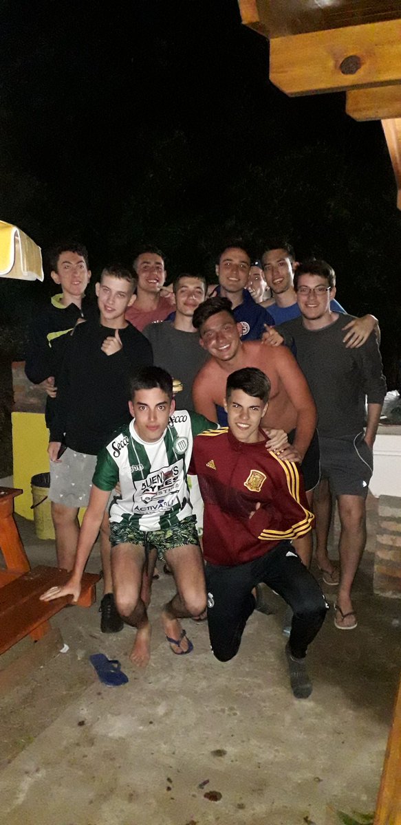 HostelGran's tweet photo. Toda la #banda completa !!
#lagran7 
#amigos 
#parrilada https://t.co/p3TysGUAmE