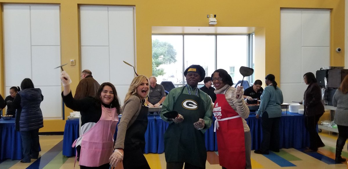 Rebecca_Joy_M7's tweet photo. MVC Pancake Breakfast to Kickoff Return Week! It's all fun and games when our President and VP's make us pancakes!
#mvcreturnweek @MVConline @dcccd @MVCTandL https://t.co/MONWkmO5V2