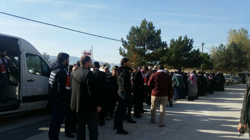 Alparslan Kuytul Hocaefendi’nin sevenleri, 8 Kasım Mahkemesi öncesi son kapalı görüşte kendisine ve Semra Kuytul Hocahanım'a destek olmak için Bolu F Tipi Cezaevi önünü güllerle donatmıştı.

30 Ekim Salı (2018)
 
Boluda AdaletBekleyişi

Canlı Yayın:
youtube.com/watch?v=7K2x9f…