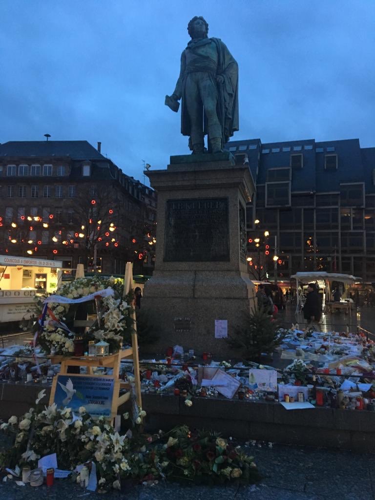 The national monument to General Kléber in #Strasbourg 🇫🇷 this week, with flowers and candles to commemorate the killing of innocent people last month. In #Malta 🇲🇹<a href="/OwenBonnici/">•Owen Bonnici</a> would have cleared it. 
<a href="/occupyjusticema/">#occupyjustice 🍃</a> <a href="/repubblikaMT/">repubblika 🇲🇹 #JusticeForDaphne 🌿</a>