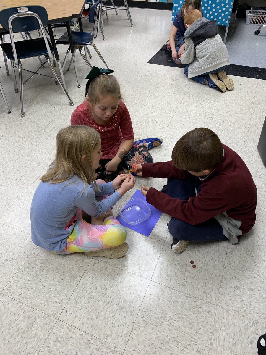 MrsThomasUES's tweet photo. Doing some cool things in guidance this week! #savefredtheworm #cooperation @NorthBrookElem #LCSstrong2theCore #Soaring4Success π https://t.co/uHNFqWtQAK