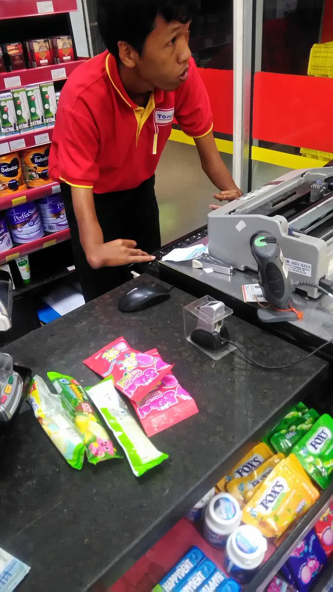 KelianBanjar_GK's tweet photo. Saluttttt buat karyawan alfa mart solo Tigo pasar suruh.. Samping pom Bensin. Walaupun dengan keterbatasan semngat kerja dari beliau sungguh” 😢 melihat ini semangat ku ikut terbakar dan termotivasi
Semoga slalu di beri kesehatan https://t.co/a0Sgl3BBxq