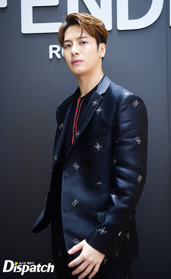 JacksonWGlobal's tweet photo. [PHOTOS] 190115 Dispatch 

Jackson at Fendi show for Milan Fashion Week😍(1/2)

🔗 https://t.co/JgcX4ZmHEG

#FendiManInMilan 
#JacksonWang #王嘉尔 #잭슨 #GOT7 @JacksonWang852 @GOT7Official https://t.co/dYhHcpyTSU