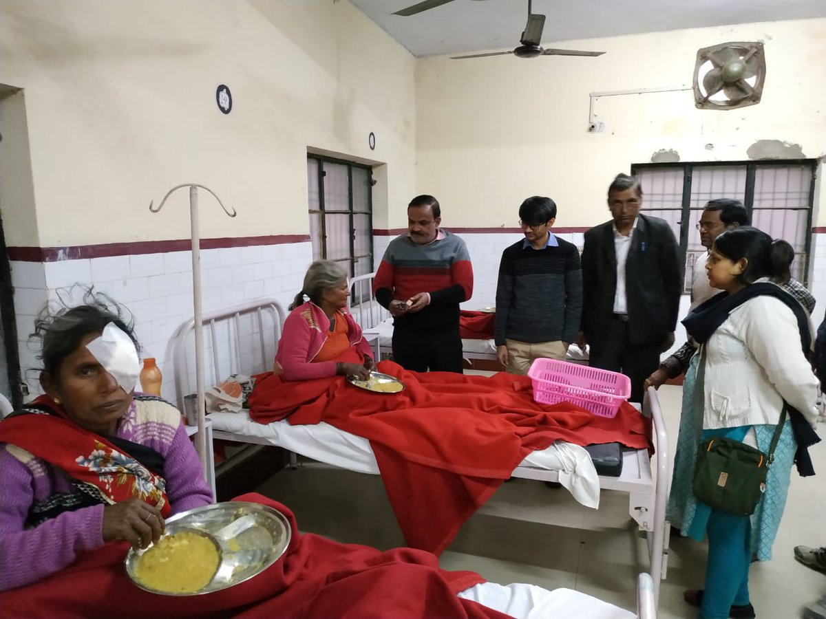 dsfoundationorg's tweet photo. #धुन्नी_सिंह_स्मृति_सेवा_समिति द्वारा आयोजित #निःशुल्क_नेत्रचिकित्सा_शिविरों के अंतर्गत शिवगढ़ के नेत्ररोगियों का सफ़ल ऑपरेशन होने के बाद मरीजों को दवाइयां वितरित करते हुए विधायक प्रतिनिधि श्री मुशीर अहमद जी एवं समाजसेवी एडवोकेट नागेन्द्र सिंह जी।
#DS_Foundation
#Eye_Camp_2019 https://t.co/aqXOez6Plq