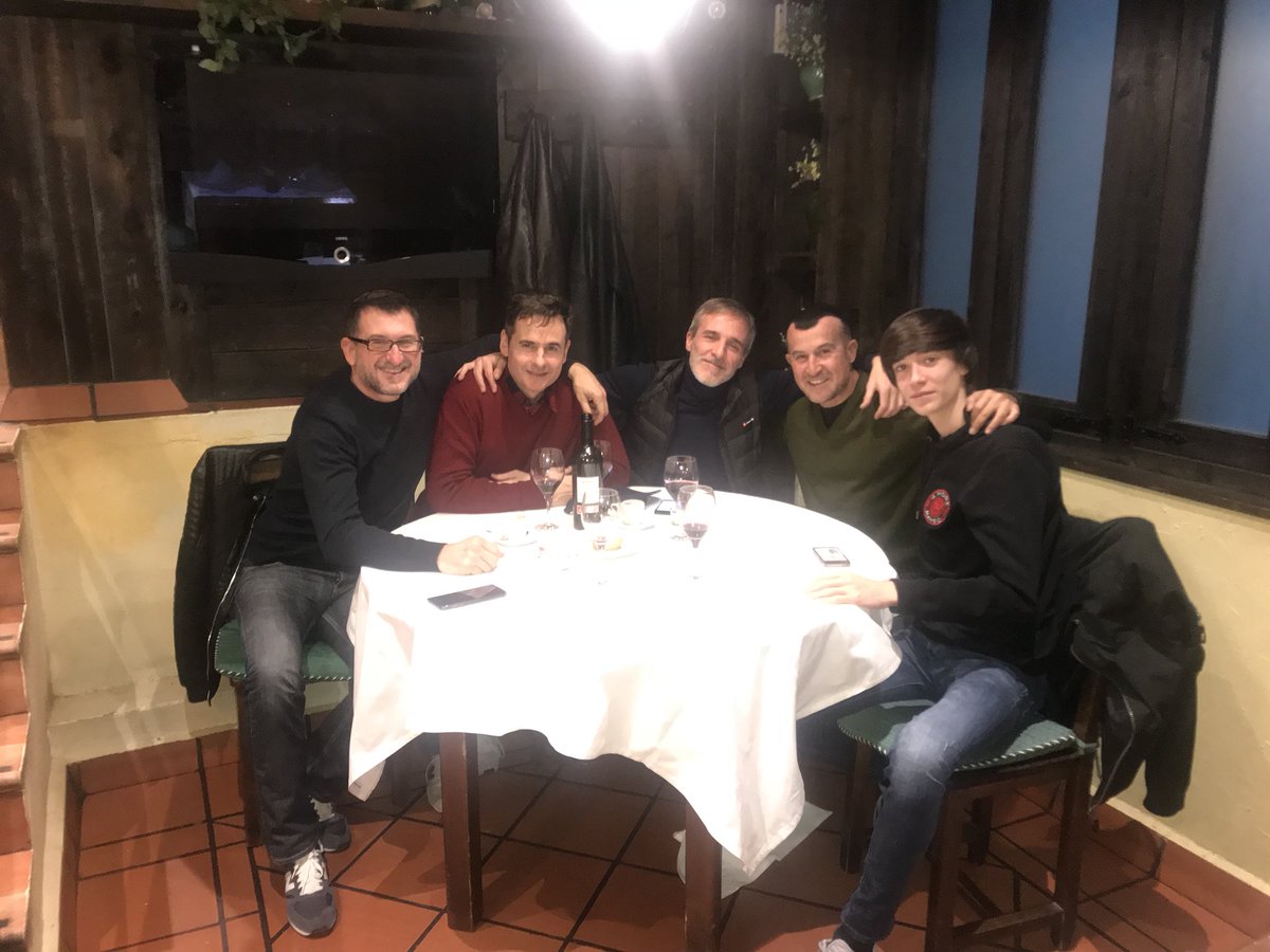#cena de Amiguetes <a href="/ClubSagaretxe/">Sidrería Sagaretxe</a> #madrid 2019 con el maestro <a href="/FERNANDOGUILLEN/">Fernando Guillen</a> su hijo el simpár <a href="/LuisMiSegui/">Luis Miguel Seguí</a> david y <a href="/Richy0coma0/">Richycastellanos</a> #cine #tv