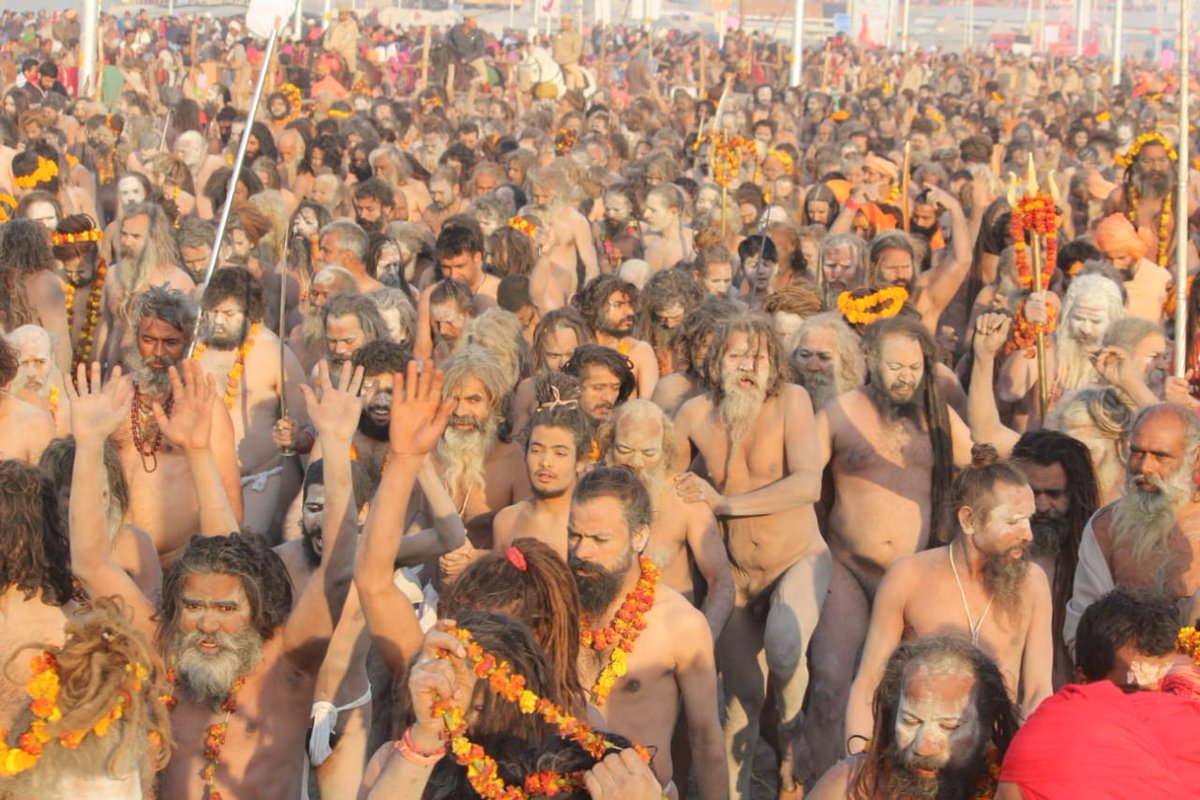 naidusudhakar's tweet photo. #Prayagraj #Devotees take a holy dip in river #Ganga at #SangamGhat on the occasion of first ‘#ShahiSnan’  "#RoyalBath" at #KumbhMela2019
Ganga-Yamuna-Saraswati confluence to have holy grand traditions of Kumbh which will be held on an over-3,200-hectare land. https://t.co/JEvsLnRxwb
