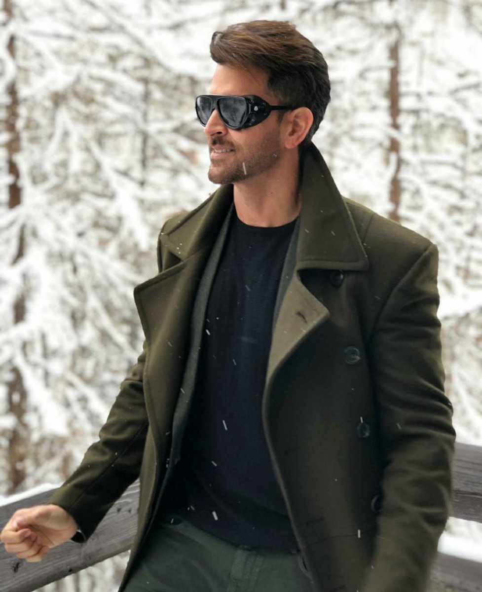 HrithikHRFC's tweet photo. think I look good , does that make me look bad 🤔  -  ~ @iHrithik via Instagram.
This is why he is the most handsome man of the world , damn hot🔥🔥
.
#weirdfacts #alwayscurious #whattodo #itactuallymakessense  -  ~ #HrithikRoshan via IG
#earlymorningbombbybae 😍 https://t.co/pgh1nGHOBm
